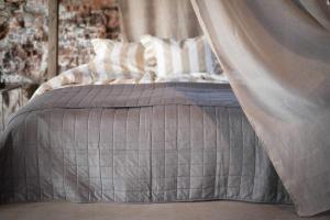 Enkelöverkast KEVIN med quiltat rutmönster i grått