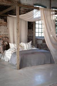 Dubbelöverkast KEVIN med quiltat rutmönster i grått