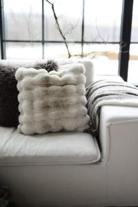 Kuddfodral MATTEO i mjuk fuskpäls med böljande ränder i sandfärg