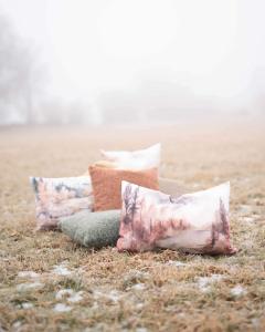 Kuddfodral WOODLAND med landskapsmotiv i bruna toner