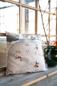 Kuddfodral VINTERVIKEN med barn som åker skridskor