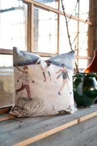 Kuddfodral VINTERDAG med barn som åker skridskor och en hare