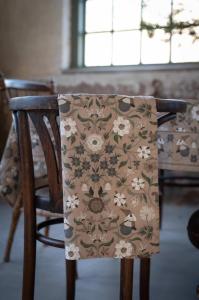 Kökshandduk JULEFRID med tomtar, blommor och ekorrar i grönt på beige bottenfärg