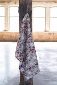 Kökshandduk JULEFRID med tomtar, blommor och ekorrar i rött på beige bottenfärg