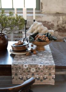 Bordslöpare JULEFRID med tomtar, blommor och ekorrar i grönt på beige bottenfärg