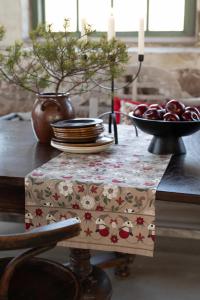 Bordslöpare JULEFRID med tomtar, blommor och ekorrar i rött på beige bottenfärg