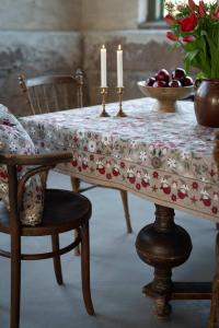Duk JULEFRID med tomtar, blommor och ekorrar i rött på beige bottenfärg