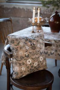 Kuddfodral JULEFRID med tomtar, blommor och ekorrar i grönt på beige bottenfärg