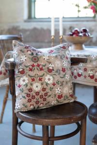 Kuddfodral JULEFRID med tomtar, blommor och ekorrar i rött på beige bottenfärg