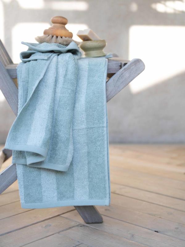 Frotté STRIPE randig handduk i ljusgrön, finns i tre olika storlekar