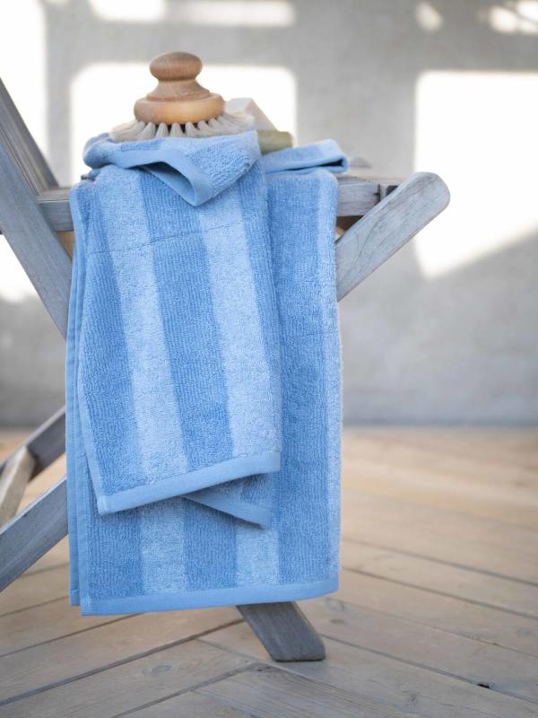 Frotté STRIPE randig handduk i ljusblå finns i tre olika storlekar