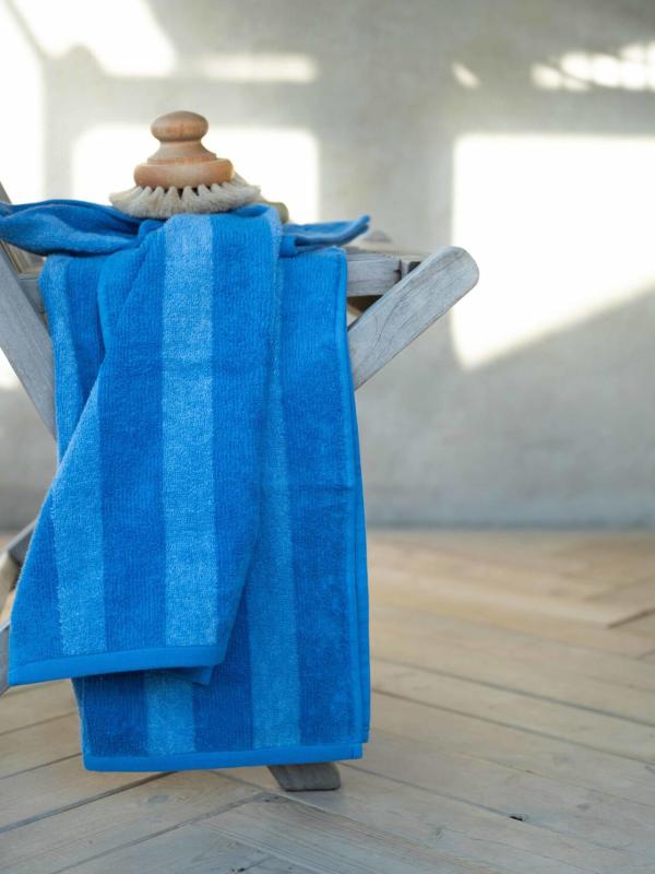 Frotté STRIPE randig handduk i kornblå finns i tre olika storlekar