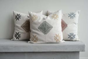 Kuddfodral IKE med broderat inka inspirerat mönster i grönt och gult