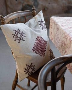 Kuddfodral IKE med broderat inka inspirerat mönster i rött och brunt