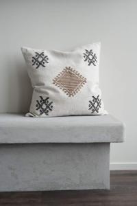 Kuddfodral IKE med broderat inka inspirerat mönster i brunt