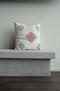 Kuddfodral IKE med broderat inka inspirerat mönster i rost och grått