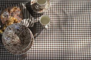 Duk FREJA , smårutig i brunt och vitt