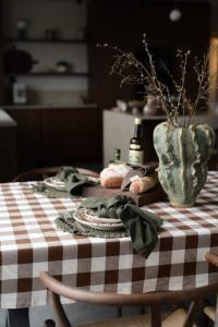 Duk MOA, klassiskt storrutig i brunt och vitt