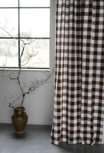 Gardin MOA, klassiskt storrutig i brunt och vitt