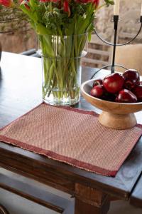 Bordstablett, tallriksunderlägg TORE i jute- och bomullsblandning med röd kant