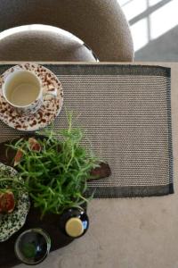 Bordstablett, tallriksunderlägg TORE i jute- och bomullsblandning med svart kant