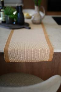 Bordslöpare TORE i jute- och bomull med konjaks färgad kant