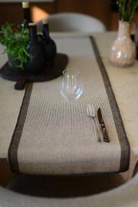 Bordslöpare TORE i jute- och bomull med svart kant