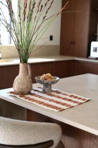 Bordstablett, tallriksunderlägg STIG, randig i konjaksfärg och offwhite bäckebölja