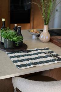 Bordstablett, tallriksunderlägg STIG, randig i grön och offwhite bäckebölja