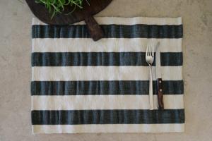 Bordstablett, tallriksunderlägg STIG, randig i svart och offwhite bäckebölja