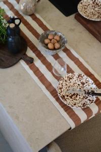 Bordslöpare STIG, randig i konjaksfärg och offwhite bäckebölja