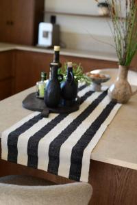 Bordslöpare STIG, randig i svart och offwhite bäckebölja