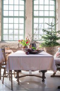 Servett TINA, smalrandig i rött på ljus linnefärgad botten