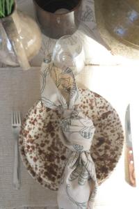 Kökshandduk ELLIE med ett snirklande fantasifullt bladmönster i grönt på beige botten