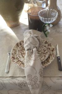 Kökshandduk ELLIE med ett snirklande fantasifullt bladmönster i nougat på beige botten