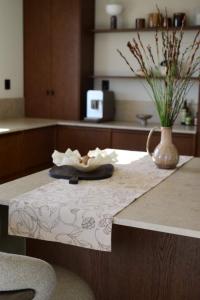 Bordslöpare ELLIE med ett snirklande fantasifullt bladmönster i nougat på beige botten