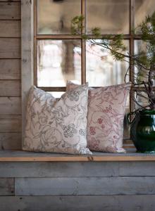 Kuddfodral ELLIE med ett snirklande fantasifullt bladmönster i grönt på beige botten