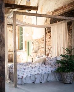 Bäddset KINGSIZE HARALD med tomtar i röda luvor, granar och små hus på linnefärgad botten