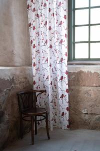 Gardin DOMHERRE med röda Domherrar på vit bottenfärg