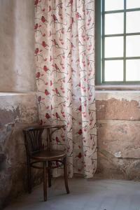 Gardin DOMHERRE med röda Domherrar på gråbeige bottenfärg