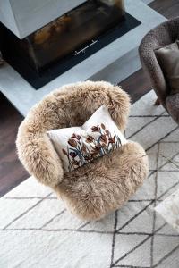 Kuddfodral AZRA med broderat blom och bladmönster i grönt, rost och vinrött