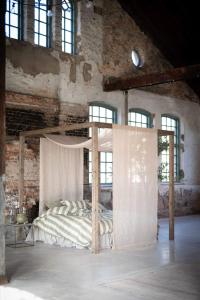 Bäddset TOVE med breda ränder i linnefärg och offwhite, örngott med volang i kortsidorna