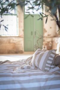 Örngott TOVE med breda ränder i linnefärg och offwhite, volang i kortsidorna