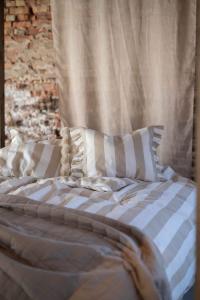 Bäddset KINGSIZE TOVE med breda ränder i beige och linnefärg, örngott med volang i kortsidorna