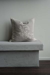 Kuddfodral LAURA tryckt ruta i linnefärg och broderade växter i offwhite