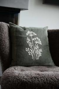 Kuddfodral LAURA tryckt ruta i grönt och broderade växter i offwhite