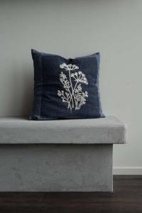 Kuddfodral LAURA tryckt ruta i blått och broderade växter i offwhite