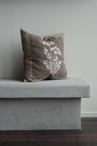 Kuddfodral LAURA tryckt ruta i nougatbrunt och broderade växter i offwhite