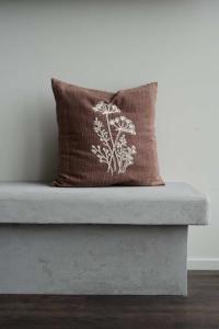 Kuddfodral LAURA tryckt ruta i rost och broderade växter i offwhite