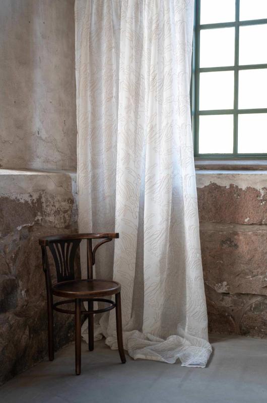 Gardin DENISE, extra bred och extra lång med broderat abstrakt mönster i Offwhite